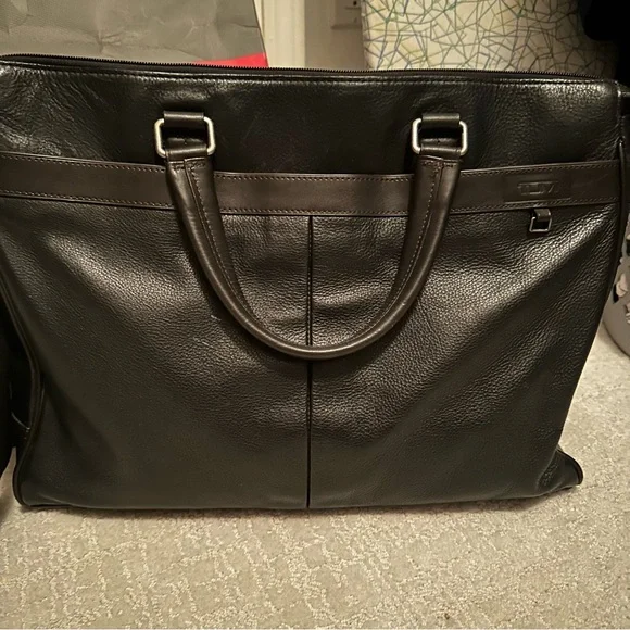 Tumi Easton Slim Top Zip Leather Briefcase/Computer Bag. Tumi Model 69717HKO.